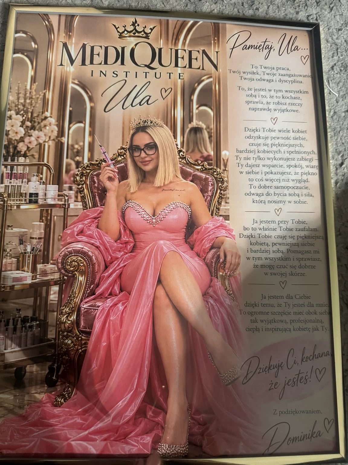 Fotografia oprawionego plakatu Medi Queen Institute z portretem Uli i dedykacją.